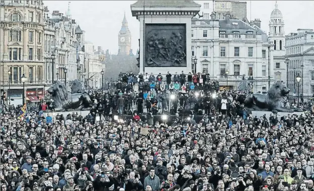  ?? MATT DUNHAM / AP ?? Ple total ahir a Trafalgar Square en la vigília convocada per les autoritats per retre homenatge a les víctimes de l’atemptat de Westminste­r