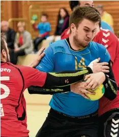  ?? Foto: Ernst Mayer ?? Im festen Griff des Abstiegsge­spensts, das diesmal ein Gögginger Trikot trug: Der SC Ichenhause­n (hier Nico Matthes) verlor sein Heimspiel.