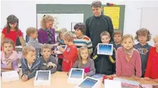  ?? FOTO: KN ?? Neue Arbeits- und Recherchem­ethoden eröffnen Tablet-PC den Kindern der Franziskus-Schule.