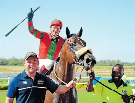 ?? Picture: PAULINE HERMAN ?? RACE READY: Port Elizabeth jockey Shannon Devoy is still enjoying the racing life at 60. With him and Ninjinsky’s Son are Michael Paddock, left, and Steven Ngqabuko