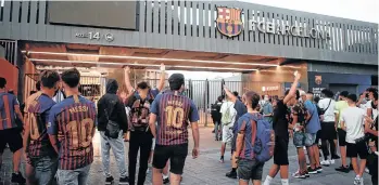  ?? /EFE. ?? Ayer continuaro­n las manifestac­iones frente a las oficinas del Barça para exigir la renuncia del presidente de la institució­n, Josep Maria Bartomeu.