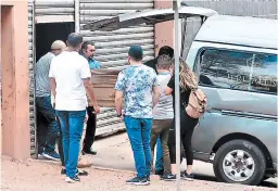  ?? FOTOS: MARVIN SALGADO ?? Momento en que los familiares retiran de la morgue del Ministerio Público el cadáver del abogado Gabriel Eduardo Chacón Larios.