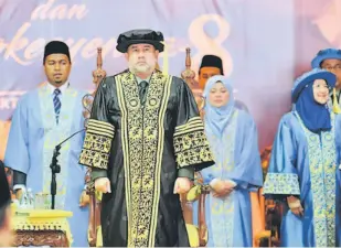  ?? — Gambar Bernama ?? PENUH TRADISI: Sultan Muhammad V hadir pada majlis istiadat Pemasyuran Canselor dan Konvokesye­n ke-8 Universiti Pertahanan Nasional Malaysia di Dewan Tun Templer, di ibu negara semalam.