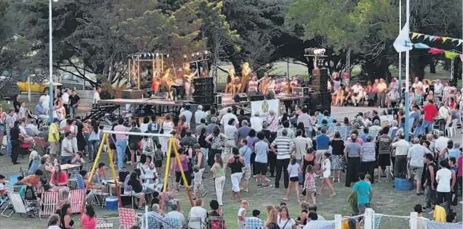  ?? ARCHIVO LA NUEVA. ?? ENERO DE 2017. La Fiesta del Churro en Villa Iris, uno de los festivales por los que reclamó SADAIC al municipio de Puan. A ese espectácul­o asistieron, en total, unas mil personas.
