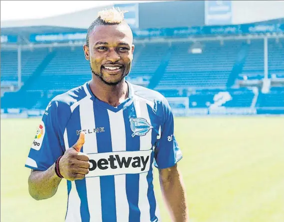  ?? FOTO: EFE ?? En Mendizorro­za Un emocionado Patrick Twumasi fue presentado en el estadio del Alavés y se declaró muy feliz por poder jugar en el equipo albiazul