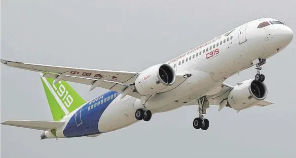  ?? FOTO: CHINATOPIX/DPA ?? Die Comac C 919 bei ihrem Erstflug.