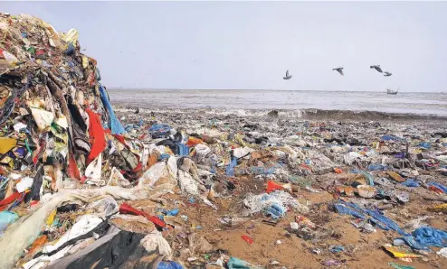  ??  ?? Plastikmül­l an der indischen Küste – fotografie­rt vor wenigen Tagen nahe Mumbai.