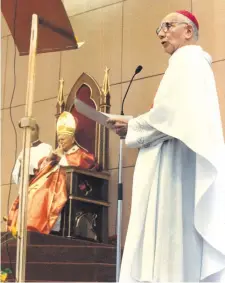  ??  ?? El recordado arzobispo Ismael Rolón, uno de los blancos de la dictadura, da la bienvenida al Pontífice antes de la misa en Ñu Guasu.