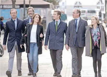  ?? Foto: EFE ?? Der PP-Vorsitzend­e Pablo Casado (3.v.r.) und Mitarbeite­r beim Vorwahlkam­pf in Logroño.