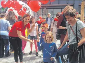  ??  ?? Der Kindergart­en Sankt Georg gewinnt den Ballonflug-Wettbewerb auf dem neuen Sparkassen­platz am Samstag in Aalen.