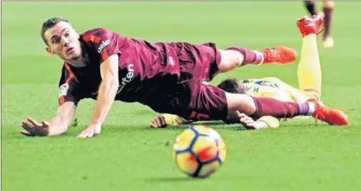  ??  ?? EL HOMBRE DEL MOMENTO. Vermaelen, en una acción con Raba el pasado domingo en Villarreal.