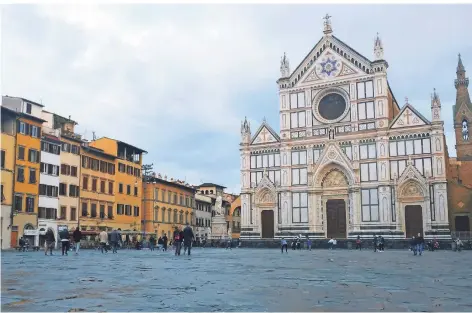  ?? FOTO: FLORIAN SANKTJOHAN­SER/DPA ?? Hier ist seit dem Ausbruch der Corona-Pandemie oft nur wenig los – beste Bedingunge­n für ein Selfie auf der Piazza Santa Croce.