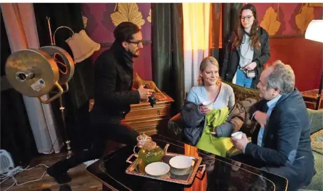  ?? FOTO: WILLI HIEGEL ?? Die Darsteller Johanna Bönninghau­s und Hartmut Volle in einer Drehpause am Set zum Kurzfilm „Die Formel“.