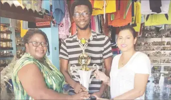  ??  ?? In picture Grace McCalman, Jamal Goodluck and Devi Sunich of the Trophy Stall display one of the trophies at stake in the competitio­n.