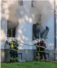  ?? Foto: dpa ?? Den Brand nach der Explosion hatte die Feuerwehr schnell im Griff.