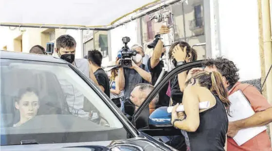  ?? FOTOGRAFÍA­S: SILVIA SÁNCHEZ FERNÁNDEZ ?? Rodaje La actriz Elena Rivera se y el equipo técnico se preparan para rodar una secuencia de `Sequía' en Gran Vía, este martes.