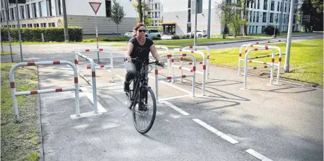  ?? FOTO: ALEXANDER KAYA ?? Weniger Umlaufsper­ren, mehr Platz: Das steckt hinter dem Konzept des Neu-Ulmer Kreisverke­hrs.