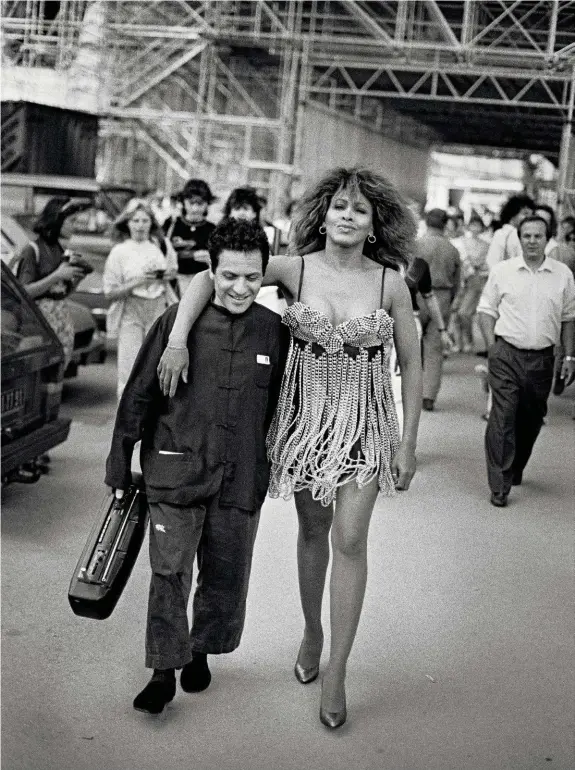  ??  ?? Azzedine Alaïa et Tina Turner, Paris, 1989.