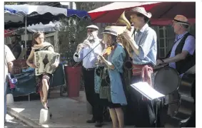  ?? (Photo Patrick Blanchard) ?? Les musiciens de Strada en mode « Fanfare Monfarleau », sur le marché cotignacée­n, ce mardi.