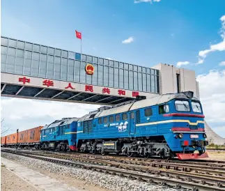 ??  ?? 1 de julio de 2020. Un tren China-Europa pasa por la liga Xilin Gol, en la región autónoma de Mongolia Interior.
