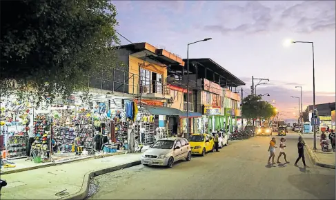  ?? Diego Pallero/el comercio ?? •
En el centro de Pedernales se han reconstrui­do edificacio­nes de uno y dos pisos, donde funciona el comercio.