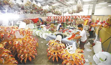  ?? DANIEL CASTELO BRANCO / AGÊNCIA O DIA DANIEL CASTELO BRANCO / AGÊNCIA O DIA ?? Para fazer bonito e gastar pouco, agremiação estima reaproveit­ar 75% de plumas e pedrarias das fantasias do Carnaval passado