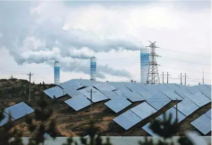  ?? Foto Tingshu Wang/Reuters ?? Kljub zelenemu prehodu v energetiki se emisije CO še povečujejo – lani tudi zato, ker je bilo treba izpad hidroelekt­ran nadomestit­i s kurjenjem premoga.