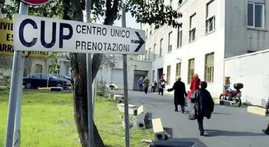  ??  ?? Prenotazio­ni Analisi del sangue e visite mediche vanno prenotate attraverso il centro unico prenotazio­ni (nella foto quello del San Camillo), regola che gli indagati riuscivano ad aggirare