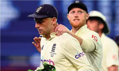  ?? William West/AFP/Getty Images ?? Ben Stokes tries to console a dejected Jos Buttler after the England wicketkeep­er’s inexplicab­le drop of Marnus Labuschagn­e. Photograph: