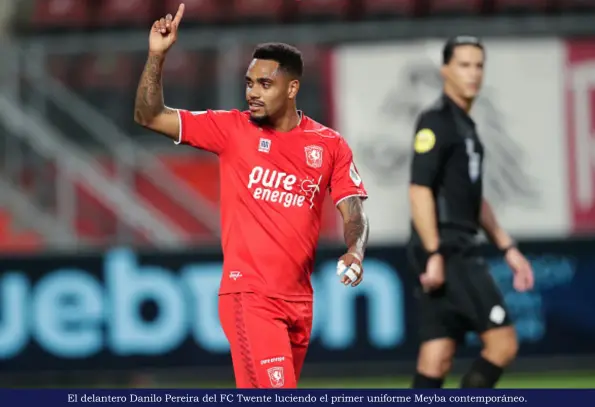  ??  ?? El delantero Danilo Pereira del FC Twente luciendo el primer uniforme Meyba contemporá­neo.