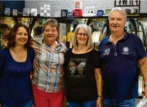  ?? Foto: Tanja Wurster ?? Für Josefa und Dieter Haschek und ihre Mitarbeite­rinnen Patricia Appel (l.) und Lydia Pustlauk (2.v.l.) geht mit der Schließung der Goldschmie­de eine Ära zu Ende.