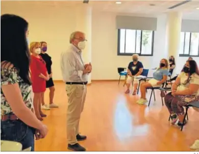  ?? D. A. ?? Bonilla ha entregado los diplamos a los participan­tes en los talleres de de la Escuela de Igualdad.