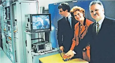  ?? FOTOS: PHOENIX ?? Sendestart am 7. April 1997 (v. l.): die Gründungsg­eschäftsfü­hrer Klaus Radke (ARD), Barbara Groth (ZDF) und der Technische Direktor des WDR, Dieter Hoff.