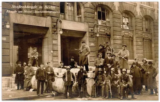  ??  ?? ■ Spartacist troops posing in front of Schützenst­raße 18-25, the so-called ‘Mossehaus’. The building housed the printing press and offices of the newspapers owned by Rudolf Mosse, mainly liberal newspapers such as the Berliner Tageblatt. In January 1919, during the Spartacist uprising, it was held by the ‘insurrecti­onists’ and besieged by government troops.