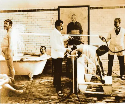  ?? Archivfoto: MZ ?? Auf die Kraft des Wassers setzen Menschen schon seit vielen Jahrzehnte­n. Dieses Bild zeigt ein Badehaus um die Jahrhunder­twende.