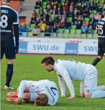  ?? Foto: Horst Hörger ?? Die Ulmer Luca Graciotti (links) und Fabian Gondorf am Boden – ein Bild mit Symbolchar­akter. Bei den Spatzen lief gestern Abend so ziemlich alles schief und deshalb verloren sie vor schöner Kulisse gegen Hessen Kassel mit 1:2.