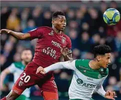  ?? Foto: AFP ?? Habib Diallo vom FC Metz, hier gegen St-etiennes William Saliba (r.), will seine Treffsiche­rheit auch gegen Montpellie­r unter Beweis stellen.