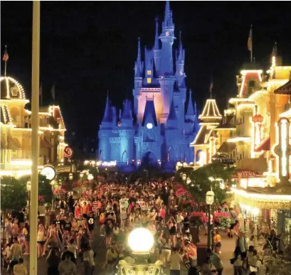  ?? JOE BURBANK ORLANDO SENTINEL FILE PHOTO ?? Guests gather in the Magic Kingdom at Disney World on March 15 in the final minutes before the park closed due to COVID-19.