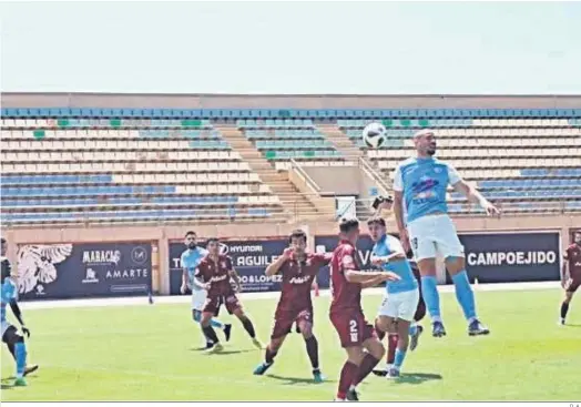  ?? D. A. ?? Javi Mérida intenta cabecear sin éxito un centro puesto desde el costado zurdo en el encuentro que enfrentó a los celestes con el Atlético Sanluqueño.