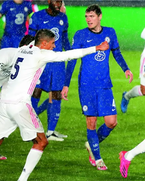  ?? RUBÉN MONDELO ?? Benzema celebra el gol con el que el Madrid igualó la ventaja inicial del Chelsea