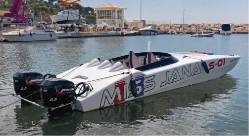  ??  ?? Vincent Willemart possède depuis plusieurs années un X4, un catamaran propulsé par deux moteurs Mercury Racing. Les enseigneme­nts tirés des longues navigation­s à plus de 75 noeuds à bord de ce modèle sont, entre autres, à l’origine du King Boat.