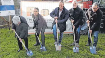  ?? FOTO: FRANZ GRASER ?? Mit dem ersten Spatenstic­h leiten sie das Breitbandz­eitalter für das Ellwanger Umland ein: Landrat Klaus Pavel, Oberbürger­meister Karl Hilsenbek, Tiefbauamt­sleiter Marco Pilenza, Röhlingens Ortsvorste­her Hans-Peter Müller und Pfahlheims...