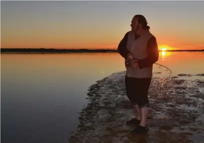  ??  ?? Le soleil se couche et pan ! C’est la touche ! Lorsque le pêcheur du bord est au bord de l’eau au bon moment, il rencontre le succès.