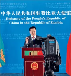  ?? ﬀCHINESE EMBASSY IN ZAMBIA# ?? Chinese Ambassador to Zambia Du
Xiaohui updates the local media on Zambia’s President Hakainde Hichilema’s state visit to China in Lusaka, Zambia, on 22 September
