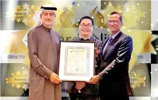  ??  ?? SAGT General Manager Operations Upul Jinadasa receives the award from Mohammed Sharaf, Assistant Minister of Foreign Affairs and Internatio­nal Co-operation for Economic and Trade Affairs of UAE in the presence of Global Ports Forum Chairman Thiomas Ng