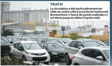  ??  ?? TRAFIC
La circulatio­n a été particuliè­rement pénible au centre-ville à la sortie de l’autoroute Bonaventur­e. L’heure de pointe matinale s’y est étirée jusqu’en début d’après-midi.