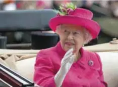  ?? |AP ?? Hasta la monarca británica aparece en los documentos.