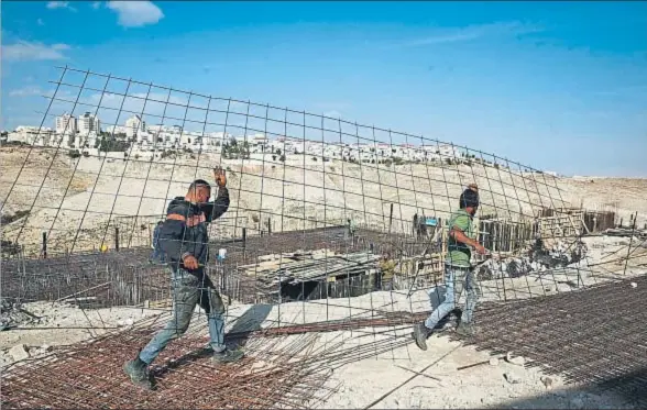  ?? MAHMOUD ILLEAN / AP ?? Trabajador­es en la gran colonia de Ma’ale Adumim, cuya incorporac­ión administra­tiva a Jerusalén es exigida por la derecha nacionalis­ta