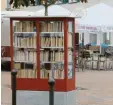  ?? Archivfoto: R. Lechner ?? In Nördlingen steht ein auffällige­r roter Bücherschr­ank in der Fußgängerz­one/ Löpsinger Straße.