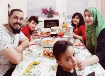  ?? FOTO: SAMIRA NOREEN KHAN ?? ANNORLUNDA RAMADAN. Samira Noreen Khan med sin man Arif och barnen Irfan, Afia och
Sufiyan.